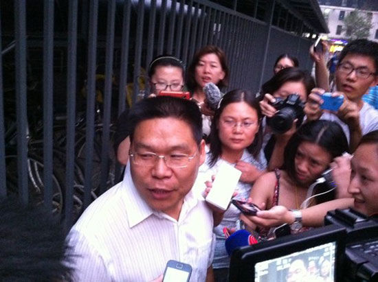 受害人的辯護(hù)律師田參軍在庭審結(jié)束后接受記者采訪 受害人的辯護(hù)律師田參軍在庭審結(jié)束后接受記者采訪