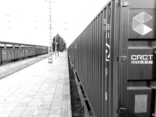 此次班列跟車工作人員@就著米飯吃面條發(fā)微博說(shuō)：一路走來(lái)，每個(gè)停靠站的工作人員都在夸我們的集裝箱。