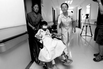 昨天，斌斌被推出病房，準(zhǔn)備換藥。記者 譚青/攝