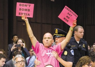 3日，美參議院外委會舉行敘利亞問題聽證會，民眾在現(xiàn)場示威，抗議美國軍事干預(yù)敘利亞。