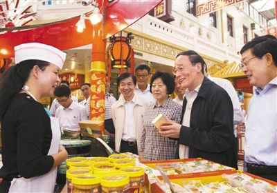 9月6日，王岐山在天津南市食品街調(diào)研，在月餅柜臺前，詢問中央關(guān)于中秋國慶嚴禁公款送禮的規(guī)定發(fā)布后的銷售情況。新華社記者 李學(xué)仁 攝