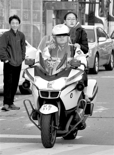 7日，首爾，警察將一名考生送抵考場(chǎng)。新華社發(fā)