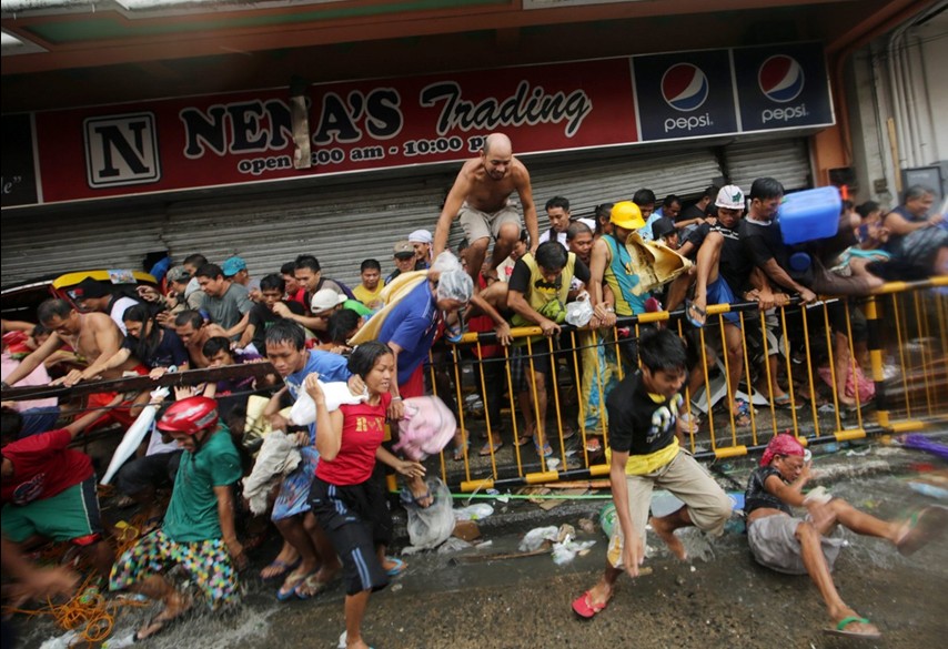 當(dāng)?shù)貢r間11月10日，強(qiáng)臺風(fēng)“海燕”襲擊菲律賓塔克洛班后，當(dāng)?shù)鼐用裣唇偕痰辏鍝屛镔Y。