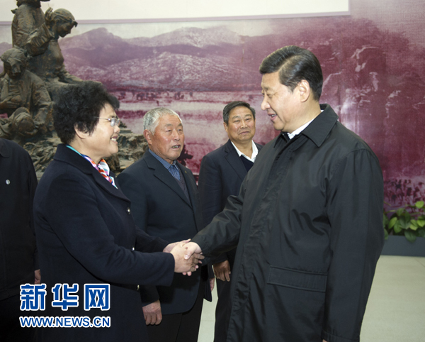 25日上午，習(xí)近平在臨沂華東革命烈士陵園參觀沂蒙精神展并會見當?shù)叵冗M模范和當年支前模范后代代表。