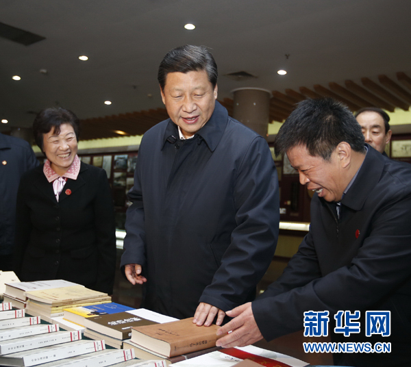 26日上午，習(xí)近平在孔子研究院參觀考察。新華社記者鞠鵬 攝