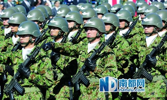 10月27日，日本自衛(wèi)隊(duì)舉行閱兵儀式