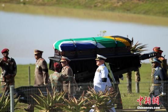 圖為南非海、陸、空三軍首腦為曼德拉護(hù)靈。宋方燦 攝