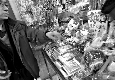 12月27日，世紀天鼎購物廣場的一位商戶表示，今年的賀卡明顯沒有前幾年好賣。新京報記者 王貴彬 攝