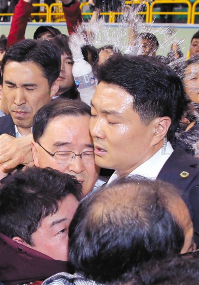 17日，鄭烘原（中）會見乘客家屬時，遭到家屬辱罵、潑水。