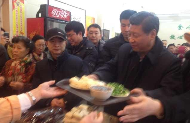 習(xí)近平周末現(xiàn)身包子鋪 排隊(duì)購(gòu)買(mǎi)平易近人 習(xí)近平周末現(xiàn)身包子鋪 排隊(duì)購(gòu)買(mǎi)平易近人