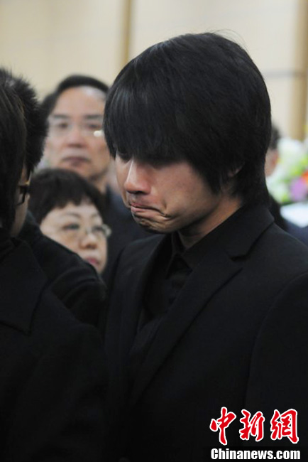 韓寒到場痛哭流淚。