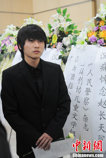 韓寒到場痛哭流淚。