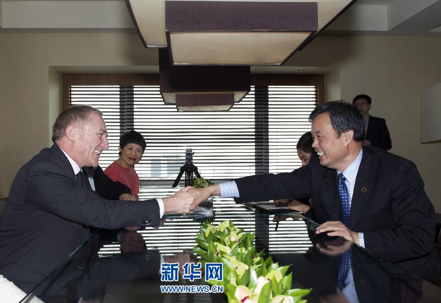 4月26日，國家文物局副局長宋新潮代表中方向法國有關(guān)方面負(fù)責(zé)人表示感謝。當(dāng)日，法國皮諾家族在北京宣布