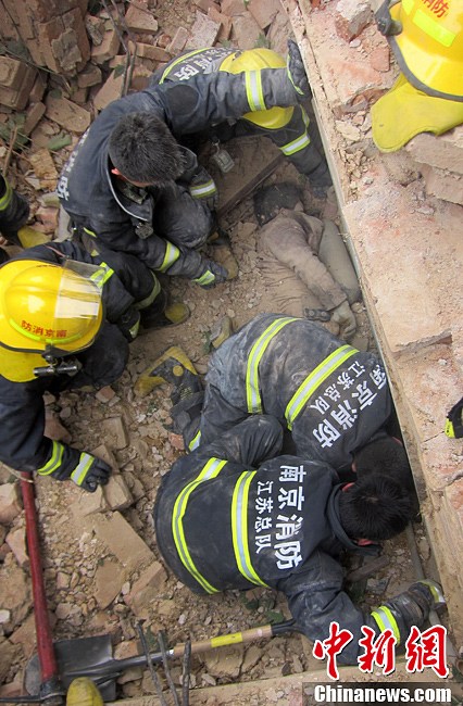 圖為南京消防隊員找到被埋工人。中新社發(fā) 梅亮 攝