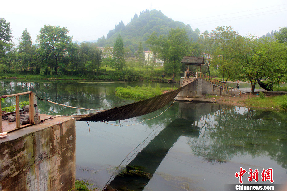 5月1日晚9點10分左右，湖南省鳳凰縣沱江鎮(zhèn)棉寨村距縣城3公里處桃花島篝火晚會散場時，游客經(jīng)過近水