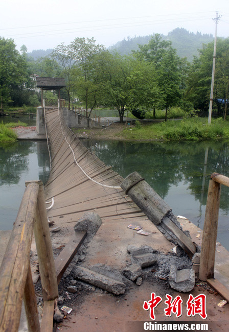 5月1日晚9點10分左右，湖南省鳳凰縣沱江鎮(zhèn)棉寨村距縣城3公里處桃花島篝火晚會散場時，游客經(jīng)過近水