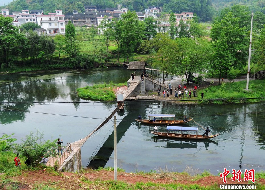 5月2日，鳳凰縣搜尋人員仍在沱江下游搜尋。