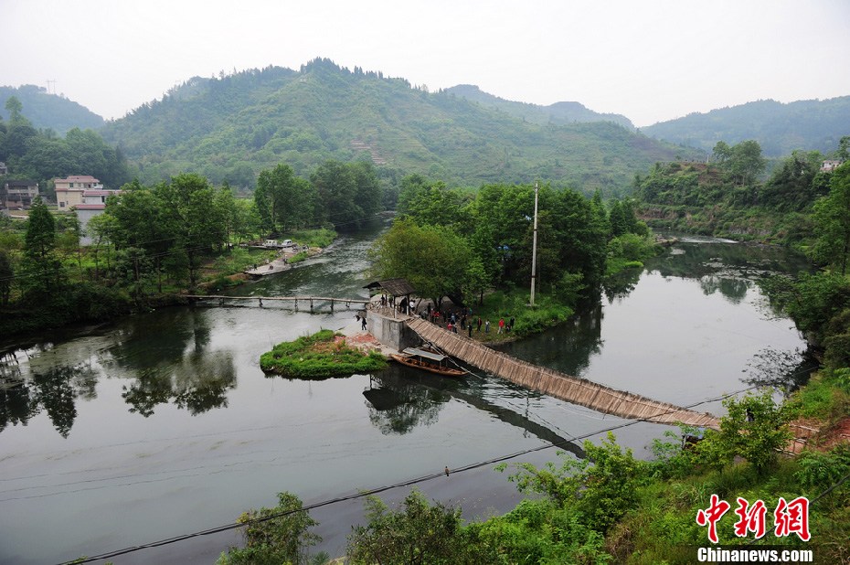 5月2日，鳳凰縣搜尋人員仍在沱江下游搜尋。