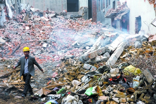 一座清朝老宅被一把火燒成了灰燼。透過青煙，才能看到它曾存在過的痕跡