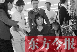 坐在輪椅上的，就是為兒子捐出肝、腎的母親潘大想