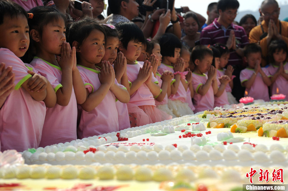 圖為孩子們在生日蛋糕前許下愿望。張浪 攝