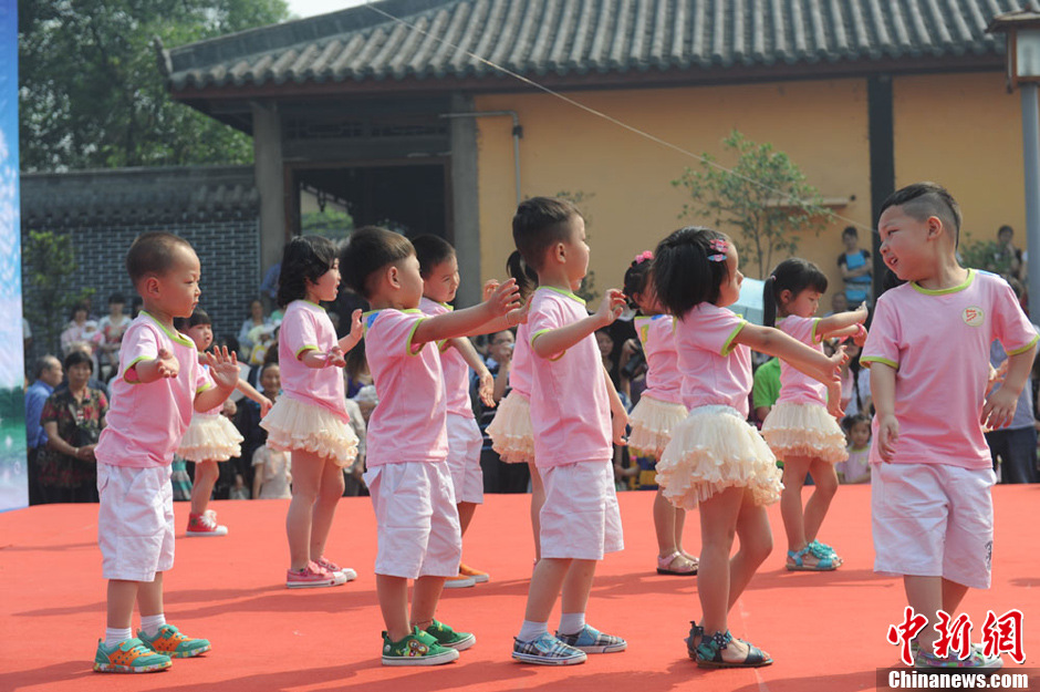 圖為孩子們在生日Party上表演節(jié)目。張浪 攝