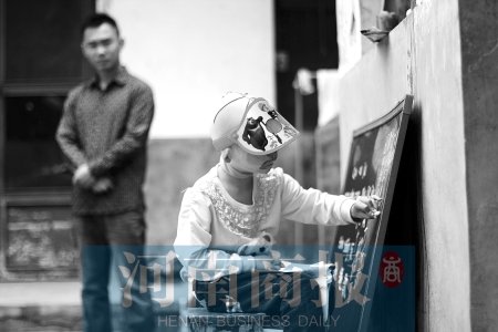 右手受傷了，她用左手在家里的小黑板上練習(xí)寫字