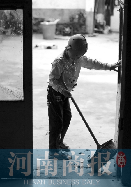 她很懂事，經(jīng)常幫助爸爸媽媽打掃衛(wèi)生