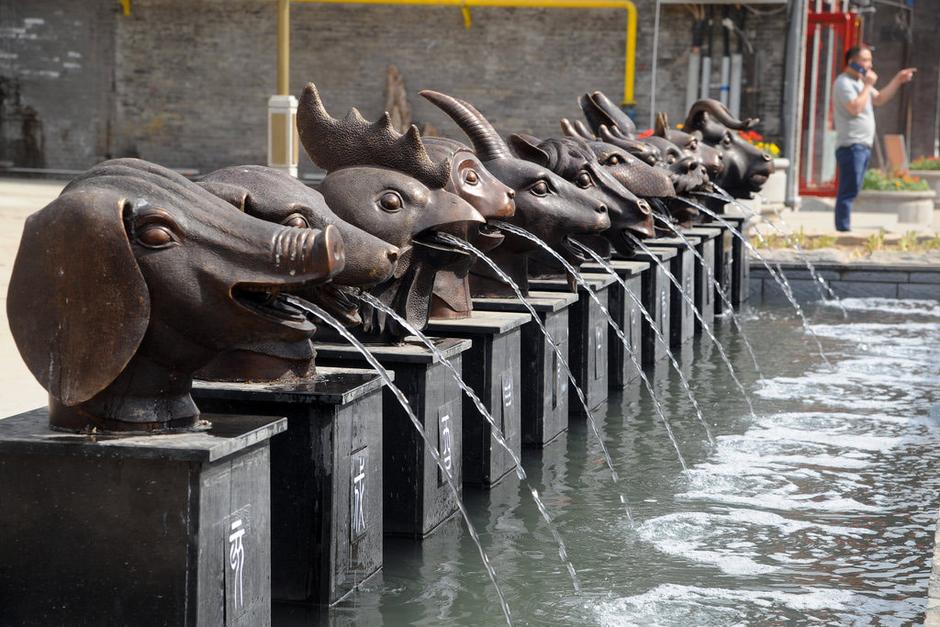 圖為十二獸首嘴里不停向外噴水。