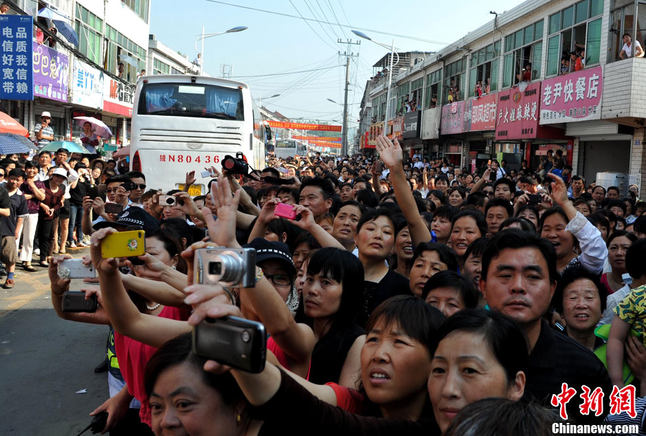 6月5日，一年一度的毛坦廠鎮(zhèn)“送考節(jié)”到來，70輛大巴車護(hù)送毛坦廠中學(xué)萬名考生安全赴考。