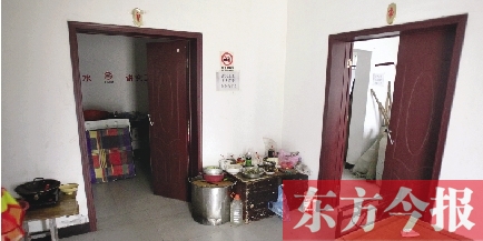 男廁洗漱池前，堆放著大量家電、家具等生活用品