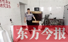 男廁中擺放的電視機、柜子、自行車等物品