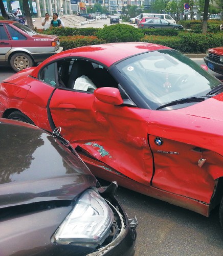 寶馬車門完全變形。