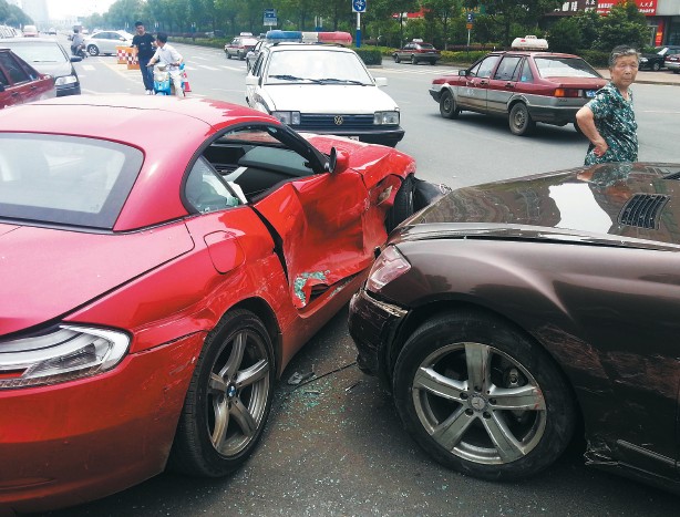 兩部價(jià)值百萬左右的豪車在碰撞中損傷嚴(yán)重。謝德勝 記者金學(xué)永/攝