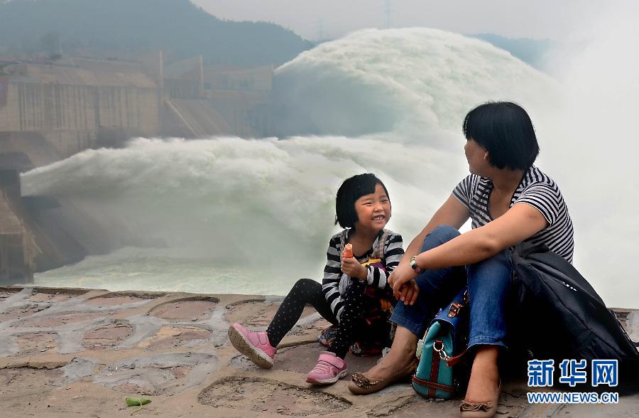 　6月22日，兩位游客在黃河小浪底景區(qū)內(nèi)歇息。