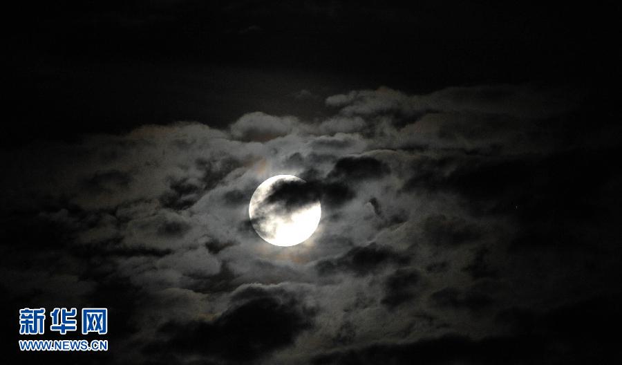 6月23日晚，一輪圓月高懸在海南省?？谑猩峡铡? width=