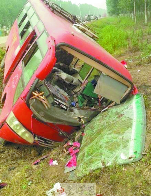 　扎進(jìn)溝里的中巴車，擋風(fēng)玻璃碎了一地。