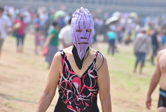 2013年7月3日，山東青島青島高溫來襲，“青島大媽”不懼滸苔，戴著“強盜面具”出現(xiàn)在海水浴場消暑降