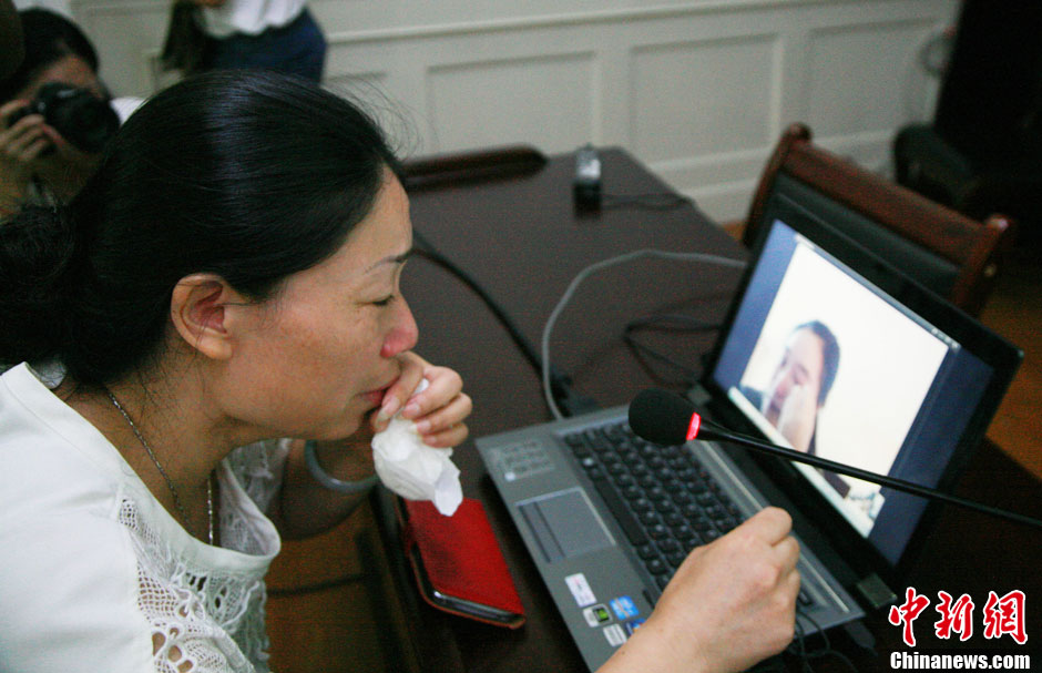 浙江江山韓亞空難親歷學生與國內(nèi)家長進行視頻對話 中新社發(fā) 李晨韻/攝 浙江江山韓亞空難親歷學生與國內(nèi)家長進行視頻對話 中新社發(fā) 李晨韻/攝