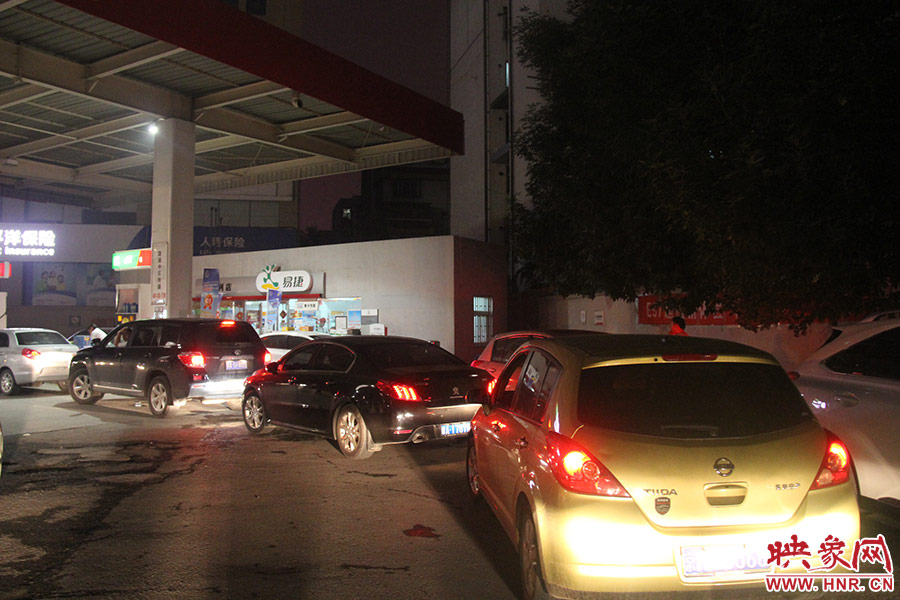 加油站內(nèi)，車主們正在正待為愛車加油