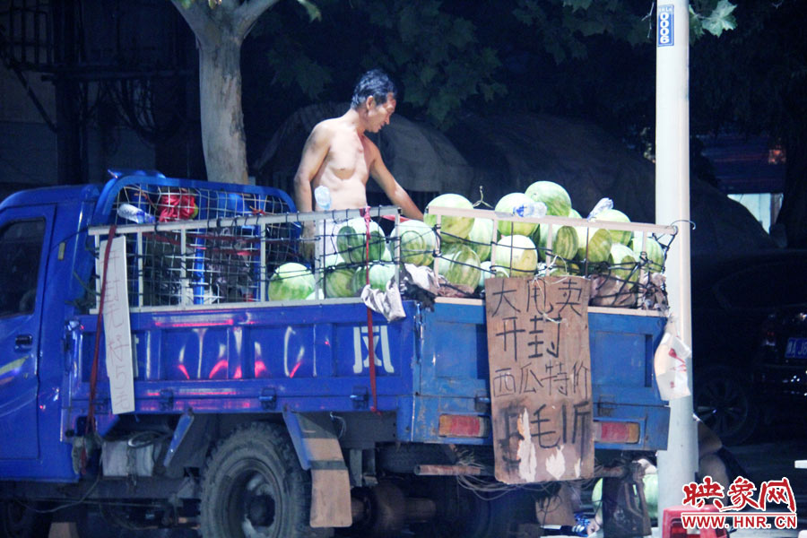 深夜鄭州街頭的瓜農(nóng) 深夜鄭州街頭的瓜農(nóng)