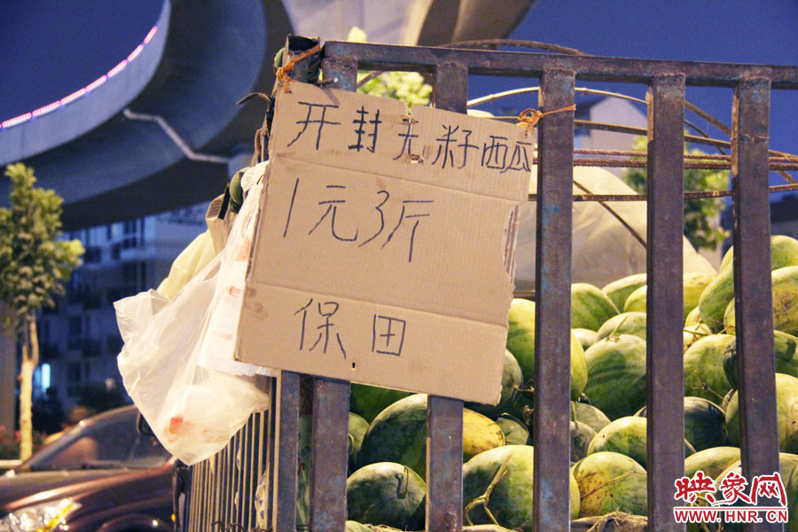 深夜鄭州街頭的瓜農(nóng) 深夜鄭州街頭的瓜農(nóng)