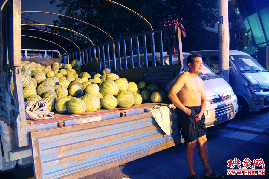 深夜鄭州街頭的瓜農(nóng) 深夜鄭州街頭的瓜農(nóng)