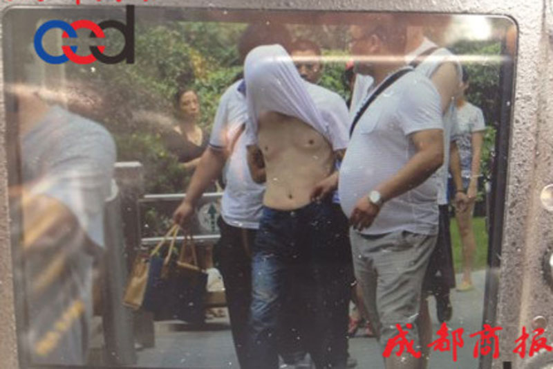 圖為事發(fā)現(xiàn)場，嫌疑人被警方控制。