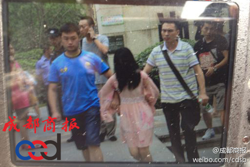 圖為事發(fā)現(xiàn)場，嫌疑人被警方控制。