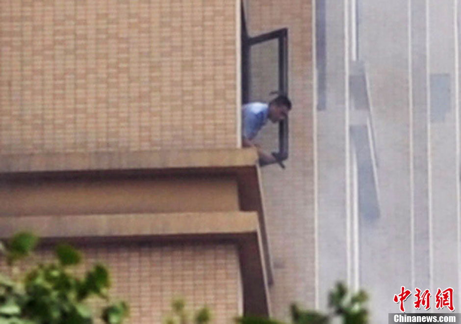 7月31日，成都成華區(qū)二十四城小區(qū)發(fā)生警匪槍戰(zhàn)。