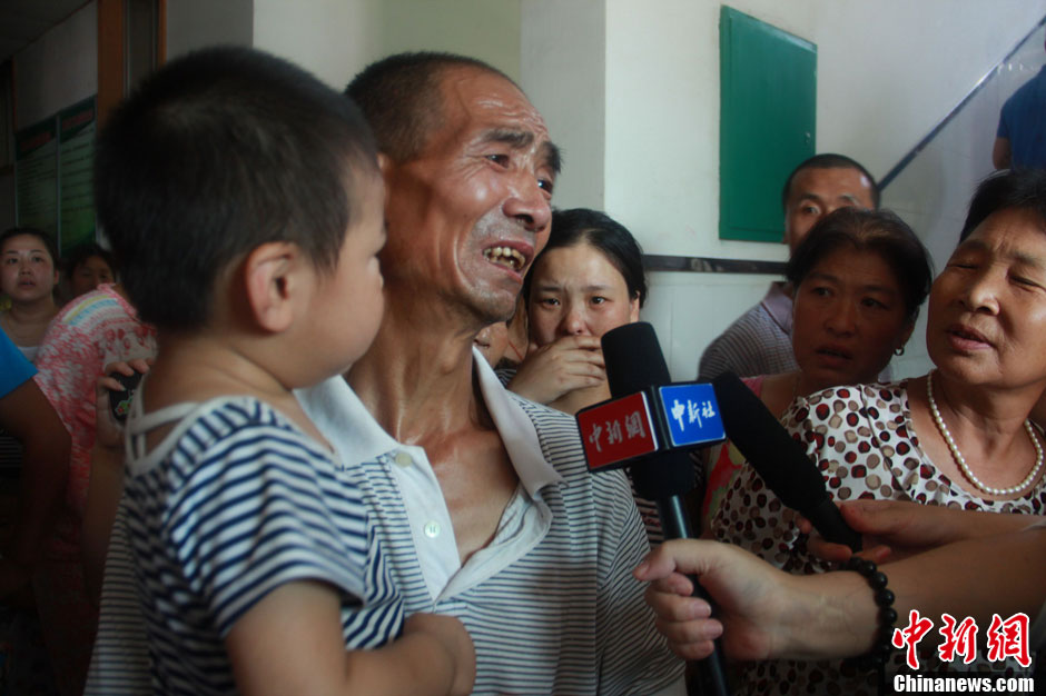 圖為獲救嬰兒的爺爺接受中新社記者采訪。張一辰 攝
