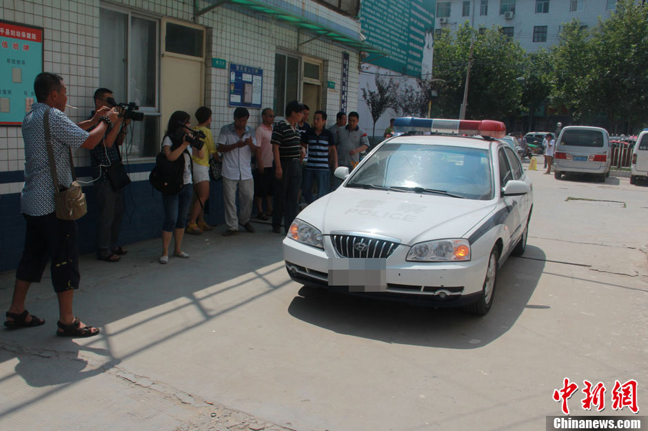 圖為護送獲救嬰兒的警察駛入富平縣婦幼保健院。張一辰 攝