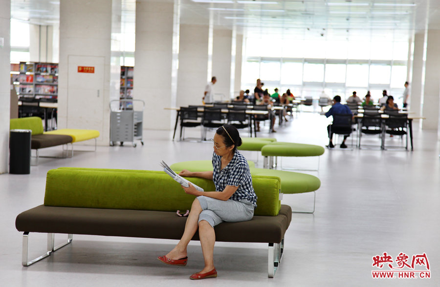 早上十點(diǎn)左右，已經(jīng)有不少讀者來(lái)管內(nèi)看書(shū)了。