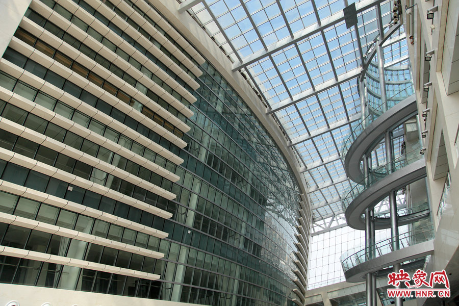 “全景天窗”帶來(lái)充足的自然光。